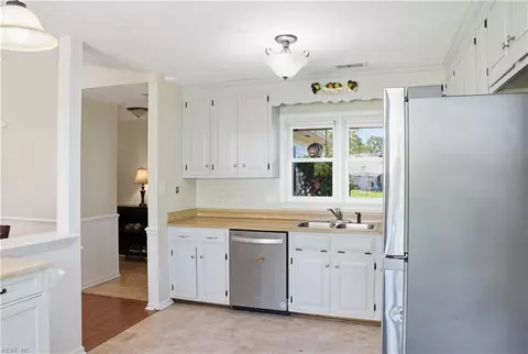 Kitchen - 50 Sandy Lake Dr, Hampton, VA 23666 photo 2 of 4