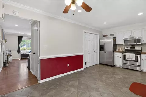 Entry Way - 800 Mill Landing Rd, Chesapeake, VA 23322 photo 3 of 3