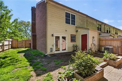Exterior - 800 Mill Landing Rd, Chesapeake, VA 23322 photo 4 of 5
