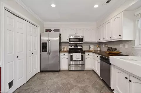 Kitchen - 800 Mill Landing Rd, Chesapeake, VA 23322 photo 2 of 2