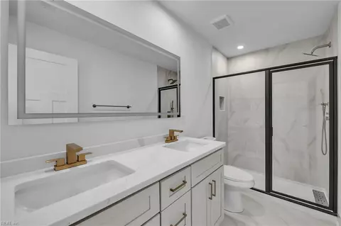 Bath - 633 Homestead Ave, Hampton, VA 23661 photo 5 of 6