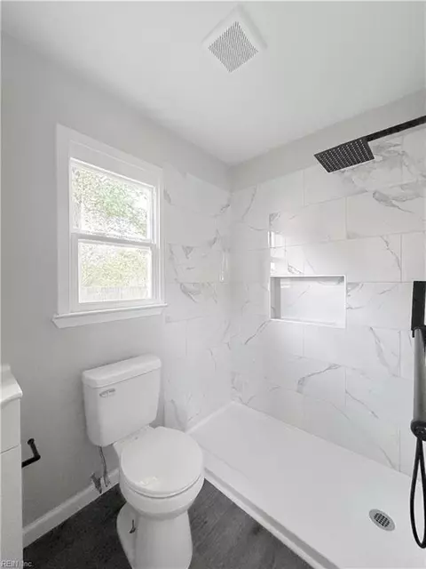Bath - 4 Edith Key St, Hampton, VA 23666 photo 2 of 2