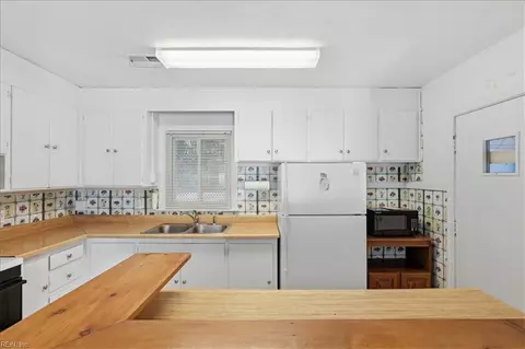 Kitchen - 54 N Willard Ave, Hampton, VA 23663 photo 3 of 4