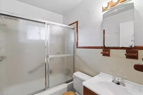 Bath - 54 N Willard Ave, Hampton, VA 23663 photo 3 of 3