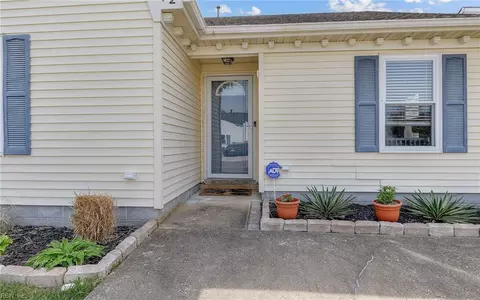 1872 Gershwin Dr, Virginia Beach, VA 23454