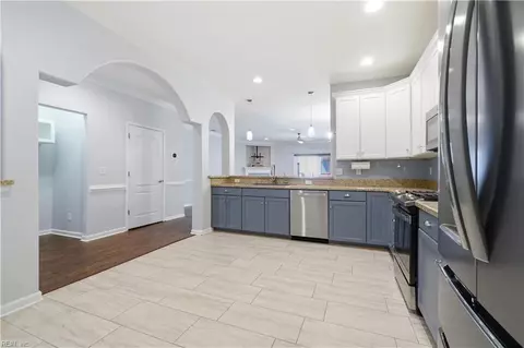 Entry Way - 705 Charthouse Cir, Hampton, VA 23664 photo 3 of 4