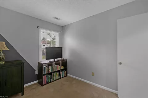 Bedroom - 45 Philmont Dr, Hampton, VA 23666 photo 4 of 7