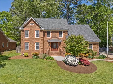 808 Forest Lakes Dr, Chesapeake, VA 23322