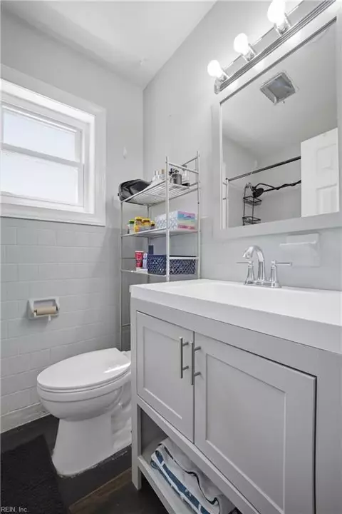 Bath - 1713 Bay Ave, Hampton, VA 23661 photo 2 of 2
