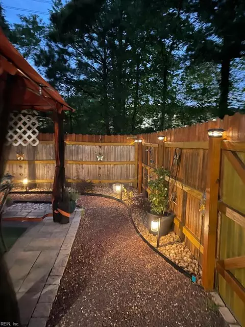 Exterior - 14 Rutland Dr, Hampton, VA 23666 photo 6 of 6