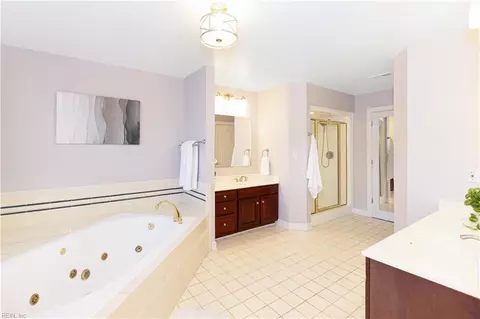 Bath - 73 Mizzen Cir, Hampton, VA 23664 photo 2 of 3