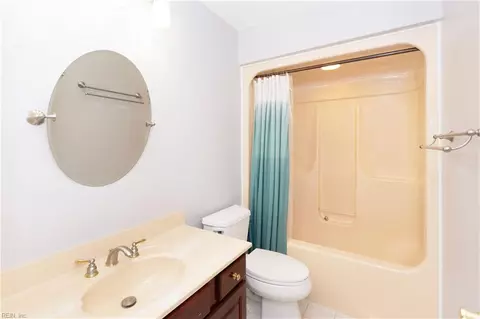 Bath - 73 Mizzen Cir, Hampton, VA 23664 photo 1 of 3