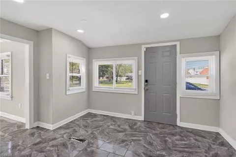 Entry Way - 2747 Jamestown Ave, Hampton, VA 23661 photo 3 of 4