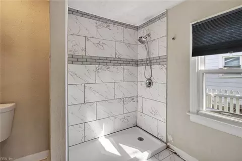 Bath - 2747 Jamestown Ave, Hampton, VA 23661 photo 1 of 3