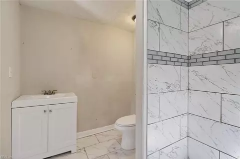 Bath - 2747 Jamestown Ave, Hampton, VA 23661 photo 2 of 3