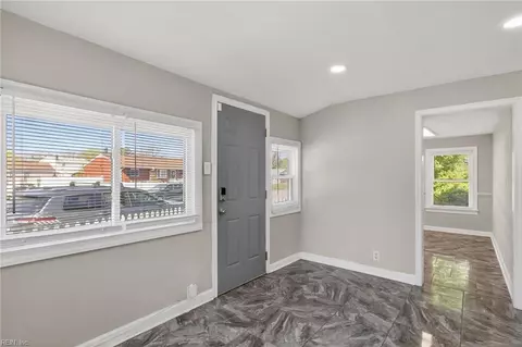 Entry Way - 2747 Jamestown Ave, Hampton, VA 23661 photo 2 of 4