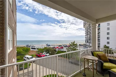 3800 Dupont Cir #302, Virginia Beach, VA 23455