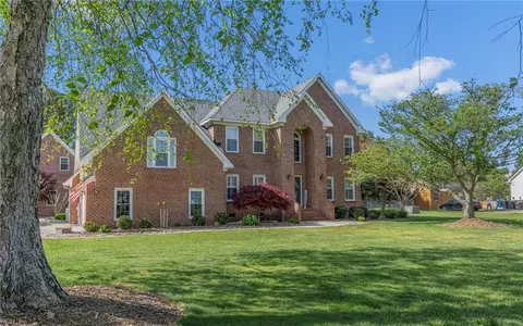 2112 Blossom Hill Ct, Virginia Beach, VA 23457