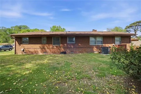 Exterior - 734 Milton Dr, Hampton, VA 23666 photo 6 of 10