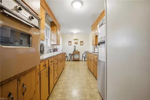 Entry Way - 734 Milton Dr, Hampton, VA 23666 photo 3 of 4