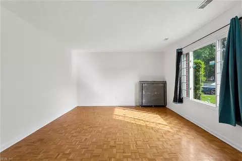 821 Greenwich Ln, Newport News, VA 23601