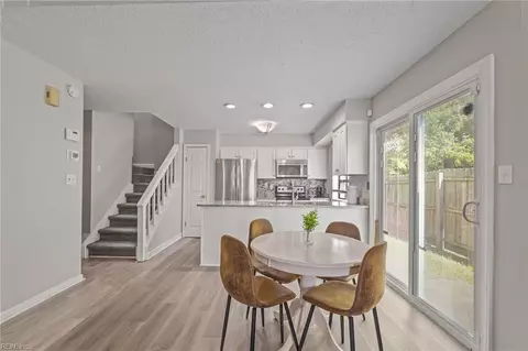 1940 Woodgate Arch Arch #A, Chesapeake, VA 23320