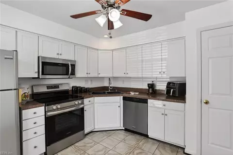 Kitchen - 708 Inlet Quay Quay #B, Chesapeake, VA 23320 photo 1 of 2