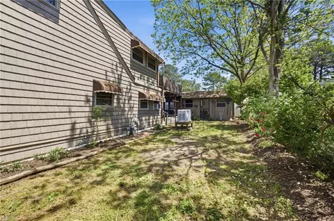 Exterior - 722 Red Mill Rd, Norfolk, VA 23502 photo 7 of 9