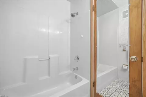 Bath - 722 Red Mill Rd, Norfolk, VA 23502 photo 2 of 3