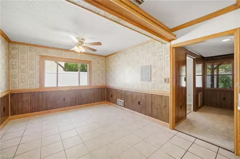 Entry Way - 722 Red Mill Rd, Norfolk, VA 23502 photo 2 of 4
