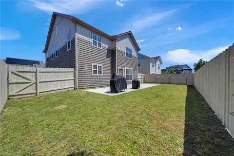 Exterior - 503 Esterview Ln, Chesapeake, VA 23322 photo 4 of 6