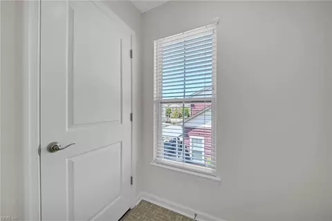 Entry Way - 503 Esterview Ln, Chesapeake, VA 23322 photo 10 of 14