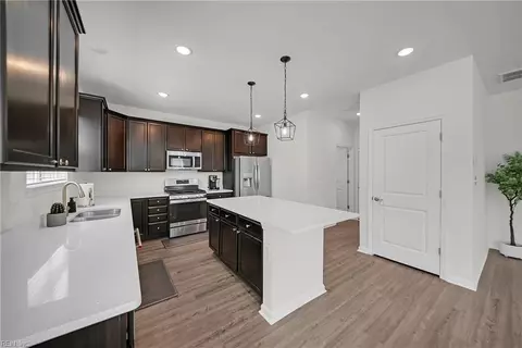 Entry Way - 503 Esterview Ln, Chesapeake, VA 23322 photo 2 of 14