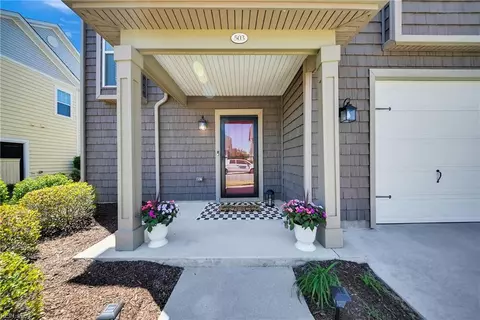 Exterior - 503 Esterview Ln, Chesapeake, VA 23322 photo 3 of 6