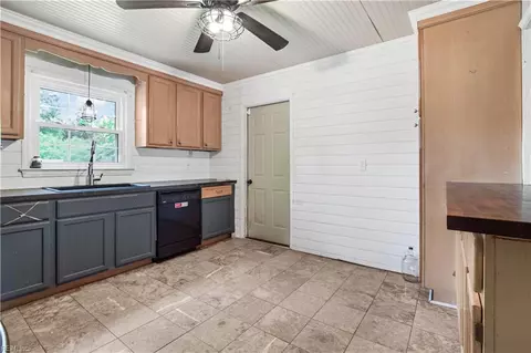 Kitchen - 31 Colonial Acres Dr, Hampton, VA 23664 photo 2 of 2