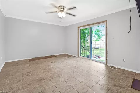 Living - 31 Colonial Acres Dr, Hampton, VA 23664 photo 3 of 6