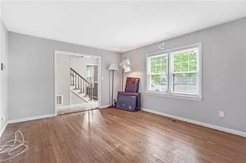 Living - 31 Colonial Acres Dr, Hampton, VA 23664 photo 2 of 6