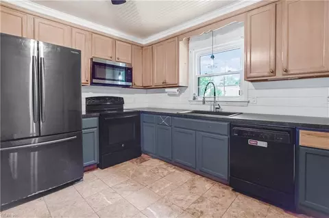 Kitchen - 31 Colonial Acres Dr, Hampton, VA 23664 photo 1 of 2