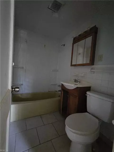 Bath - 4 Jordan Dr, Hampton, VA 23666 photo 2 of 2