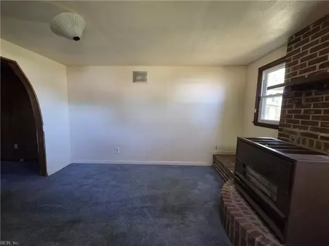 Living - 4 Jordan Dr, Hampton, VA 23666 photo 6 of 10