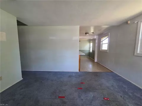 Living - 4 Jordan Dr, Hampton, VA 23666 photo 2 of 10