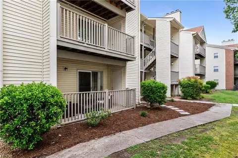 502 Thorncliff Dr #104, Newport News, VA 23608