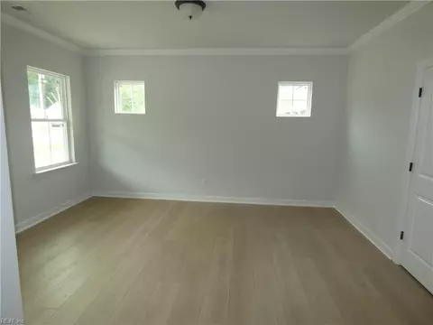Living - 1093 Washington Dr, Chesapeake, VA 23322 photo 3 of 5