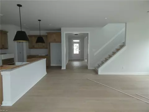 Entry Way - 1093 Washington Dr, Chesapeake, VA 23322 photo 2 of 7