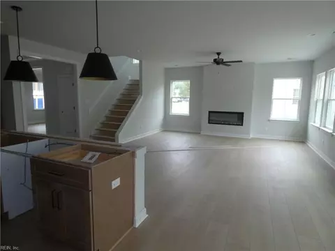 Living - 1093 Washington Dr, Chesapeake, VA 23322 photo 4 of 5