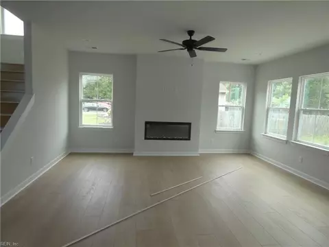 Living - 1093 Washington Dr, Chesapeake, VA 23322 photo 2 of 5