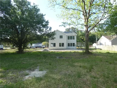 Exterior - 1093 Washington Dr, Chesapeake, VA 23322 photo 2 of 4
