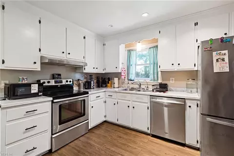 Kitchen - 100 Horseshoe Lndg, Hampton, VA 23669 photo 2 of 2