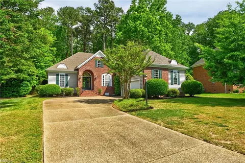 20716 Creekside Dr, Smithfield, VA 23430