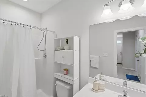 Bath - 215 Runnel St, Hampton, VA 23666 photo 2 of 3